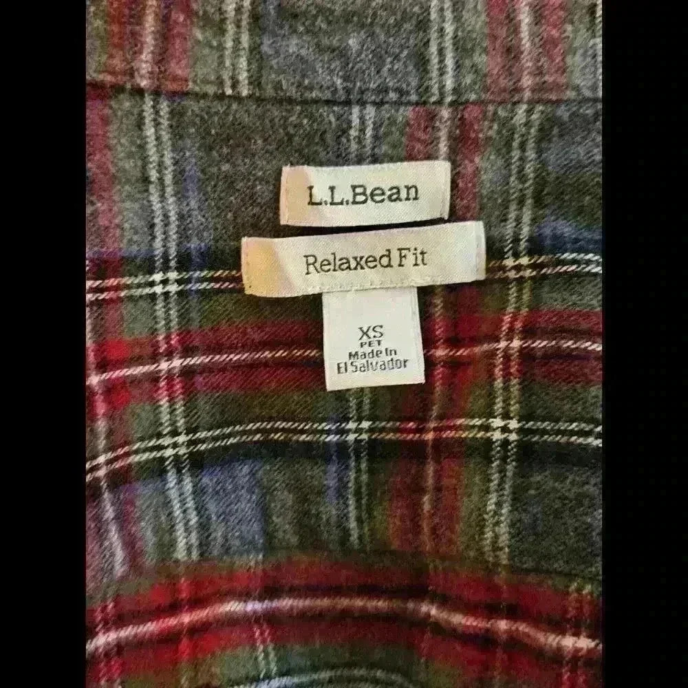 L.L.Bean Relaxed Fit Flannel Shirt - XS - Cozy and Stylish - Picture 3 of 5